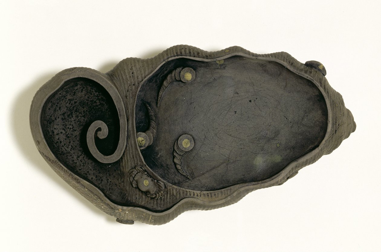 Tuan-mustekivi simpukankuoren muodossa, Ching-dynastia, 1800-luvun lopusta 1800-luvun alkupuoleen (veistetty kivi) tekijältä Chinese School