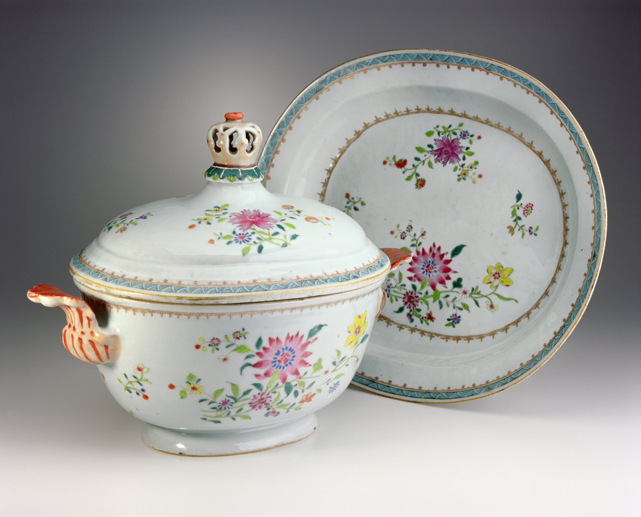 Tureen, kansi ja teline, Qianlong-kausi, 1736-95 (famille rose posliini) tekijältä Chinese School