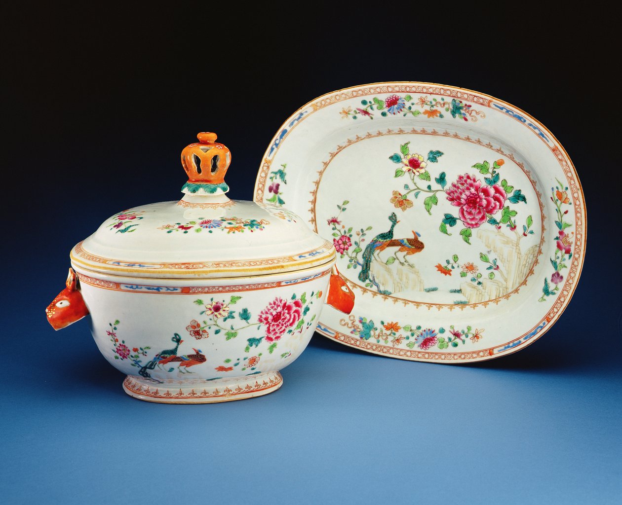 Tureen, kansi ja jalusta maalattu Double Peacock -kuviolla, Qianlong-kausi (1736-95) (posliini) tekijältä Chinese School