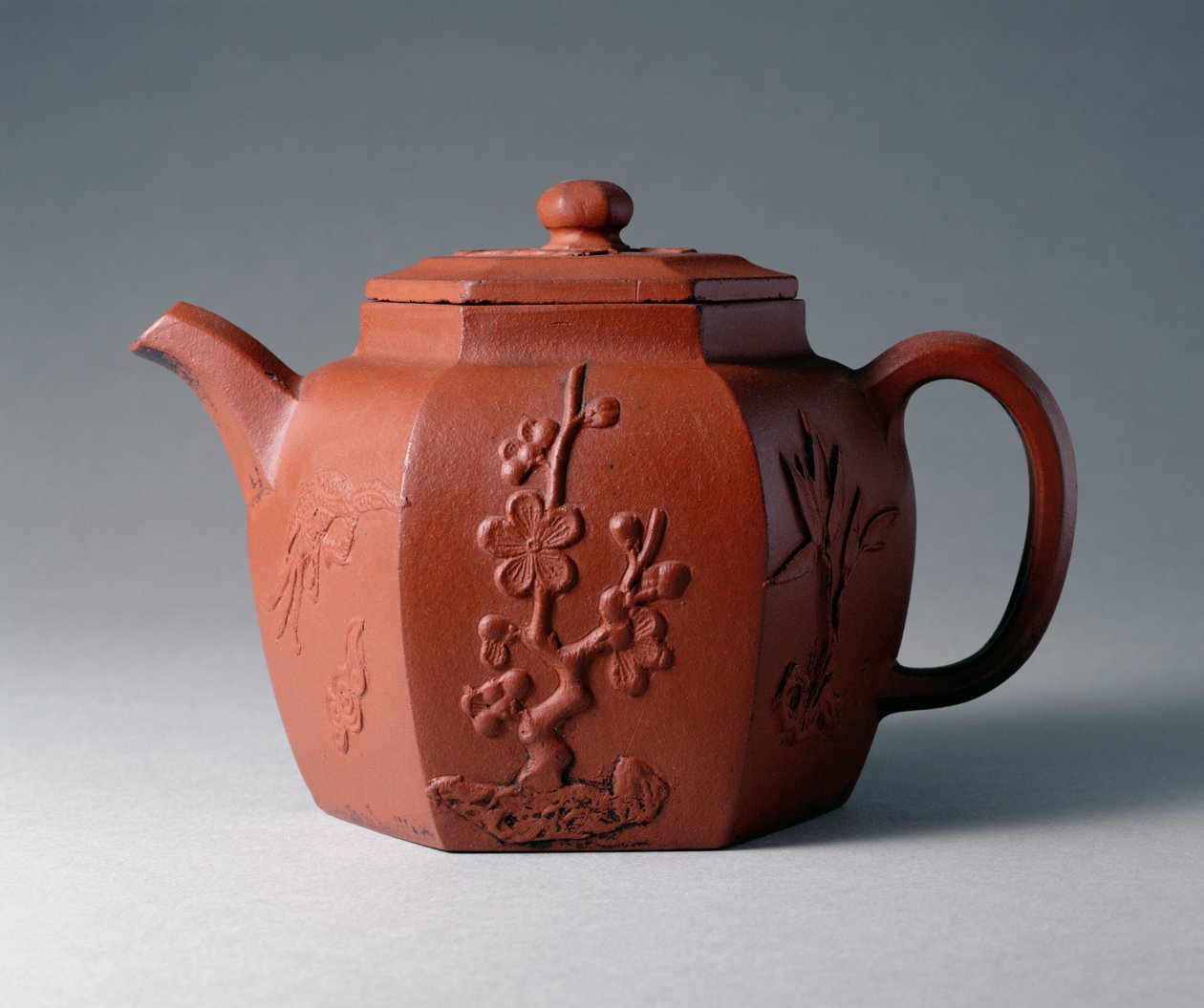 Yixingin kuusikulmainen teekannu, kiinalainen, 1600-luvun loppu (kivitavara) tekijältä Chinese School