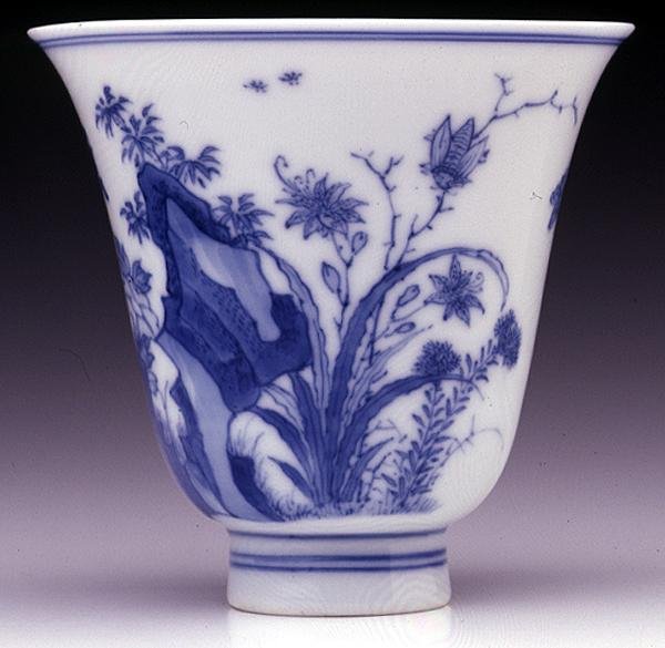 Puolimunankuorinen dekantterilasi, Kangxi-merkki ja aikakausi 1662-1722 (posliini sinisellä aluslasituksella) (katso 142559 ja alapuoli 142558) tekijältä Chinese School Chinese School