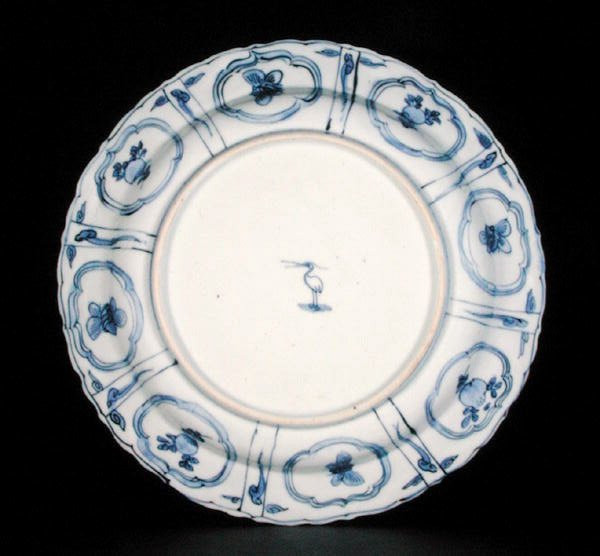 Sinivalkoisen kraaklautasen alapuoli, jalohaikaramerkki, Wanli, 1595-1605 (posliini) (katso 205990) tekijältä Chinese School Chinese School