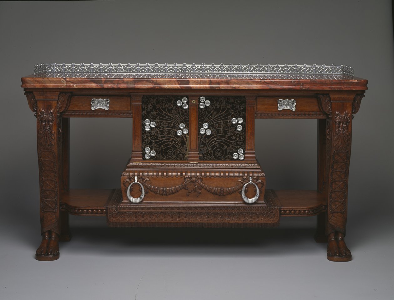 Vanderbilt-konsoli, n. 1881-1882 (tammi, marmori, hopealevy ja pronssi) tekijältä Christian and Gustave  Herter
