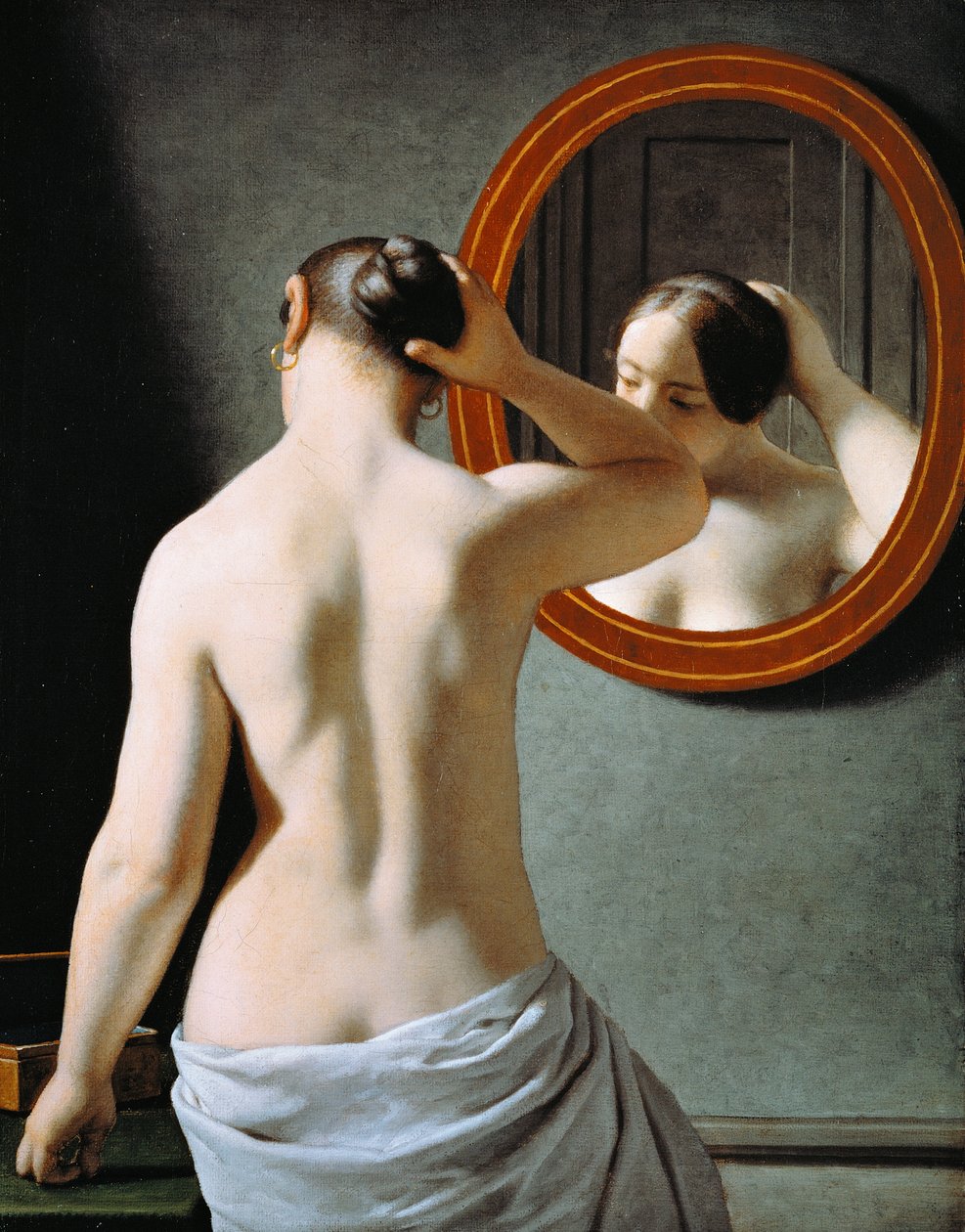 Alaston nainen hoitamassa hiuksiaan peilin edessä tekijältä Christoffer Wilhelm Eckersberg