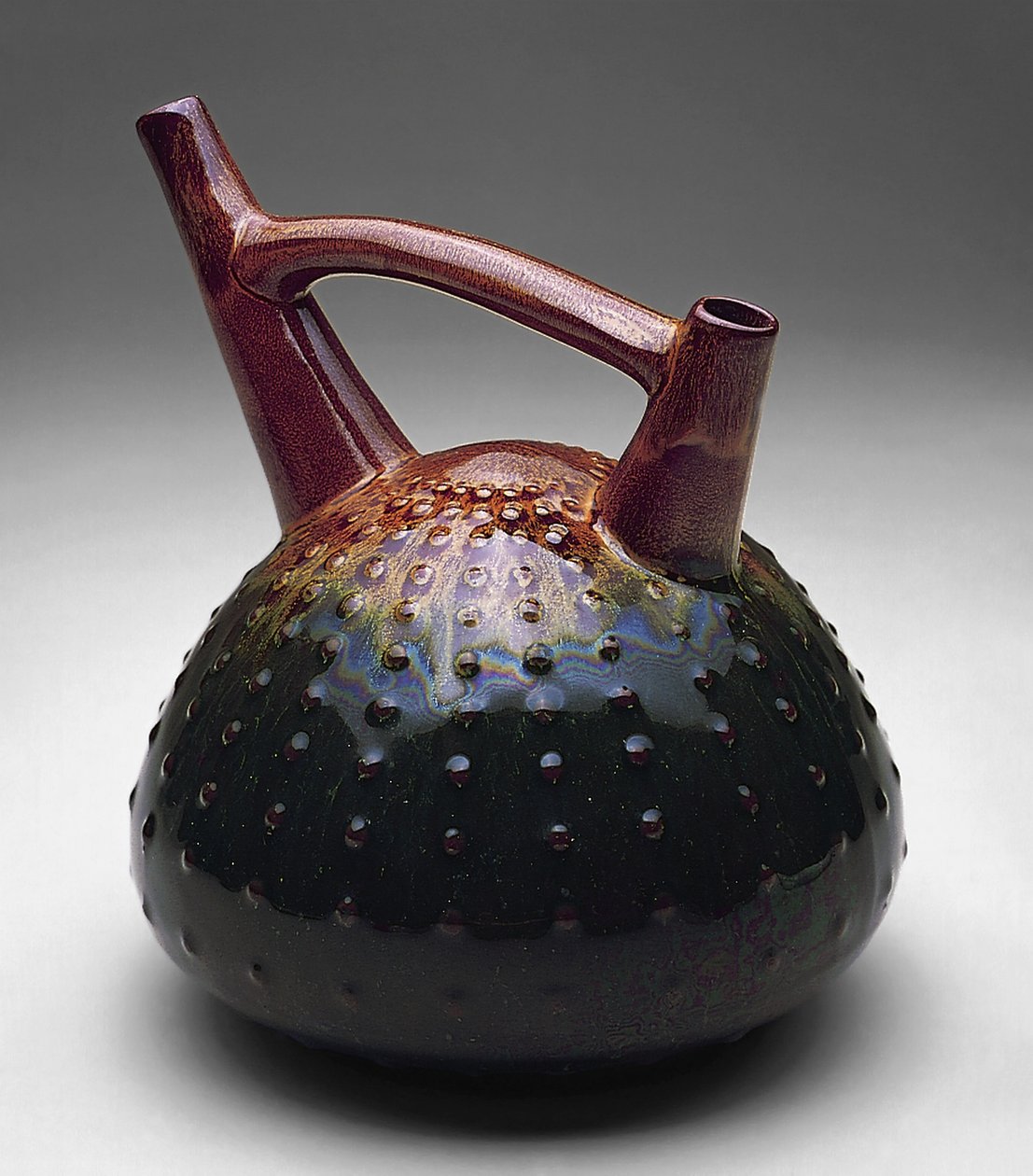 Sea Urchin kaksoissuihkuinen astia, n.1879-1882 (keramiikka). tekijältä Christopher Dresser