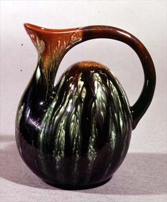 Kamelin selkäkannu, Linthorpe, kirjoittanut Christopher Dresser (1834-1904) tekijältä Christopher Dresser