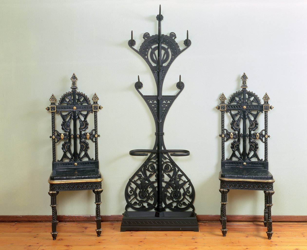 Takki-, hattu- ja sateenvarjoteline kahden puutarha- tai eteisen tuolin vieressä, Coalbrookdale, 1867-69 (valurauta) tekijältä Christopher Dresser