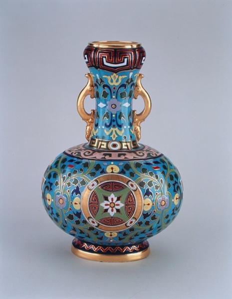 Nuken maljakko koristeltu cloisonnea jäljittelemällä, Minton & Co, n. 1870 (posliini) tekijältä Christopher Dresser