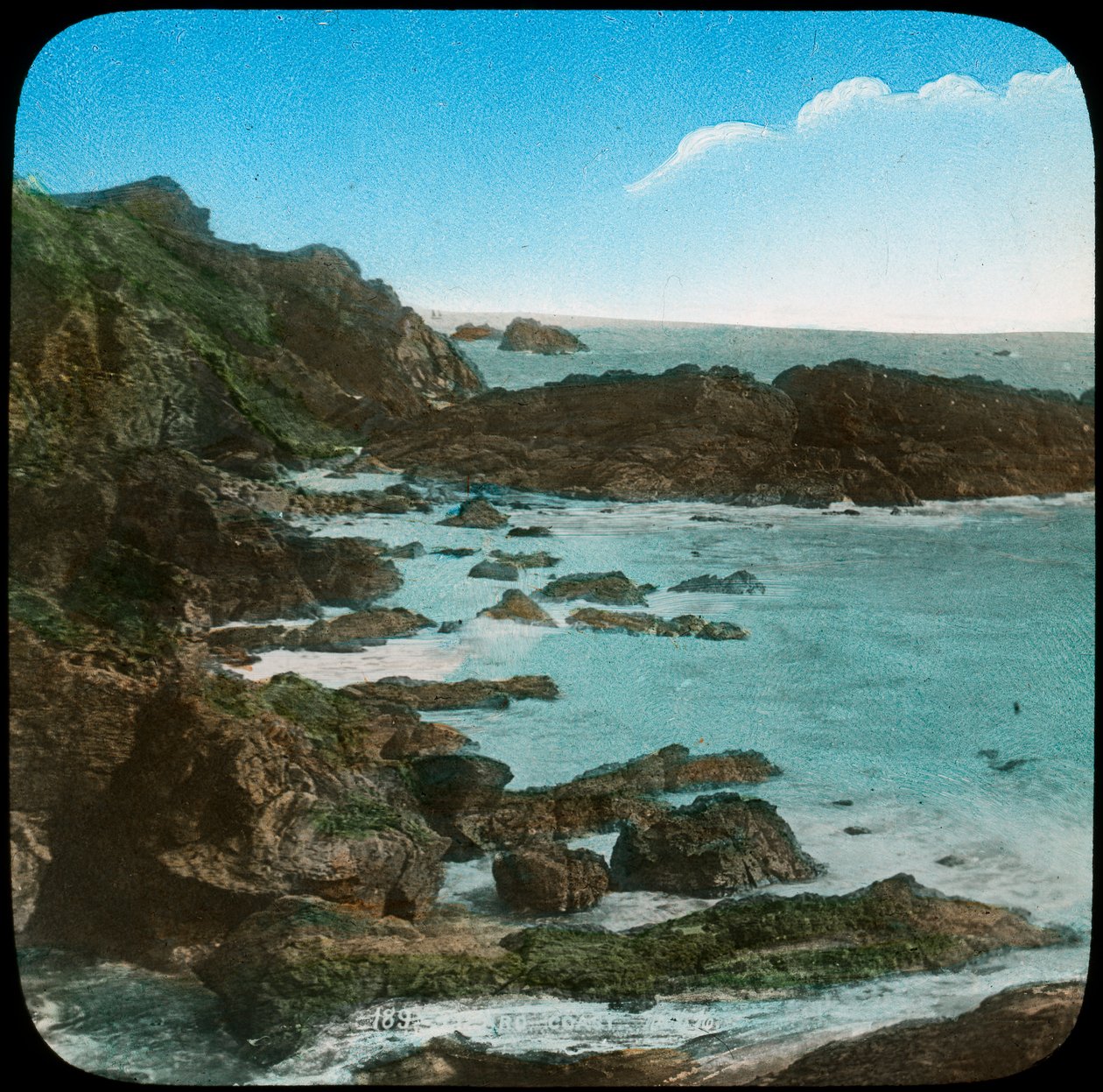 Rannikkomaisema lähellä Lizardia, Cornwall, 1800-luvun loppu tai 1900-luvun alku tekijältä Church Army Lantern Department