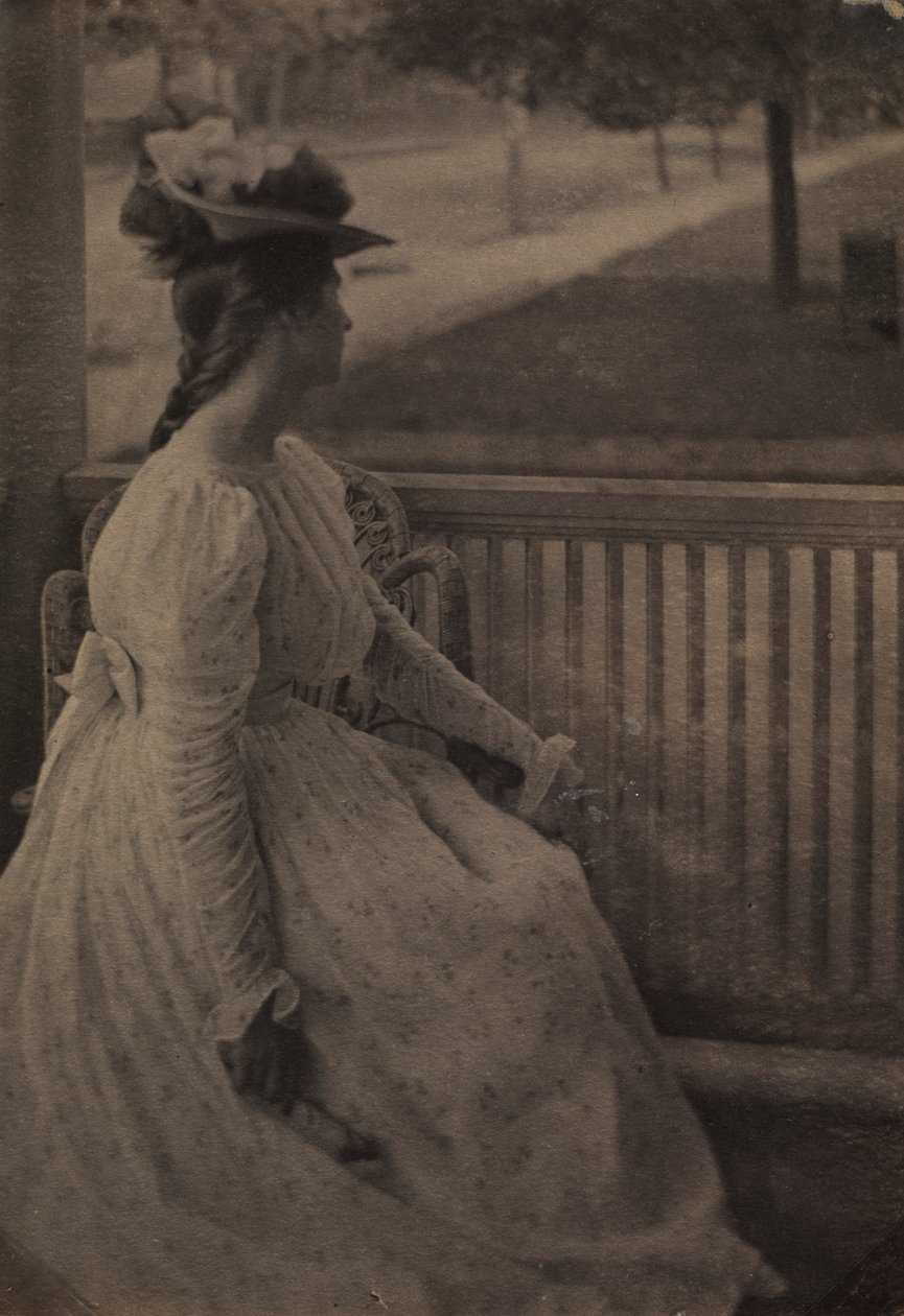 Kuistilla Julia Hall McCune, n. 1897. tekijältä Clarence H. White