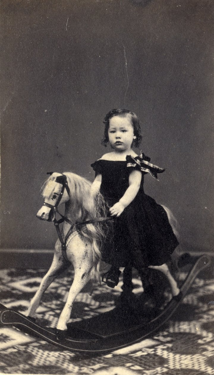 Nuori tyttö keinuhevosella, 1860-luku (albumiprintti) tekijältä Clark and Hamlin