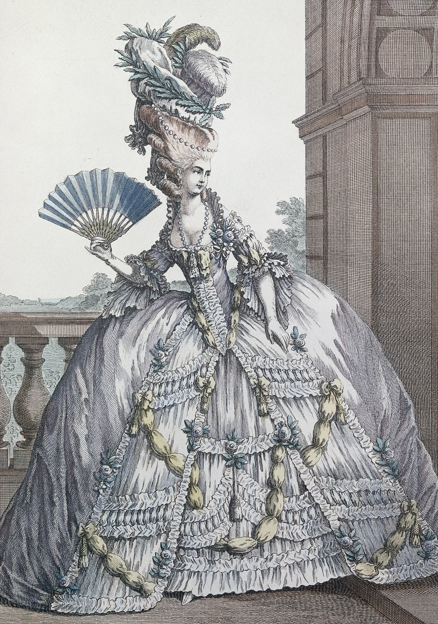Nainen, jolla on yllään tyylikäs mekko, jonka hiukset "A la Victoire", kaiverrus Voysand, 1778 tekijältä Claude Louis Desrais