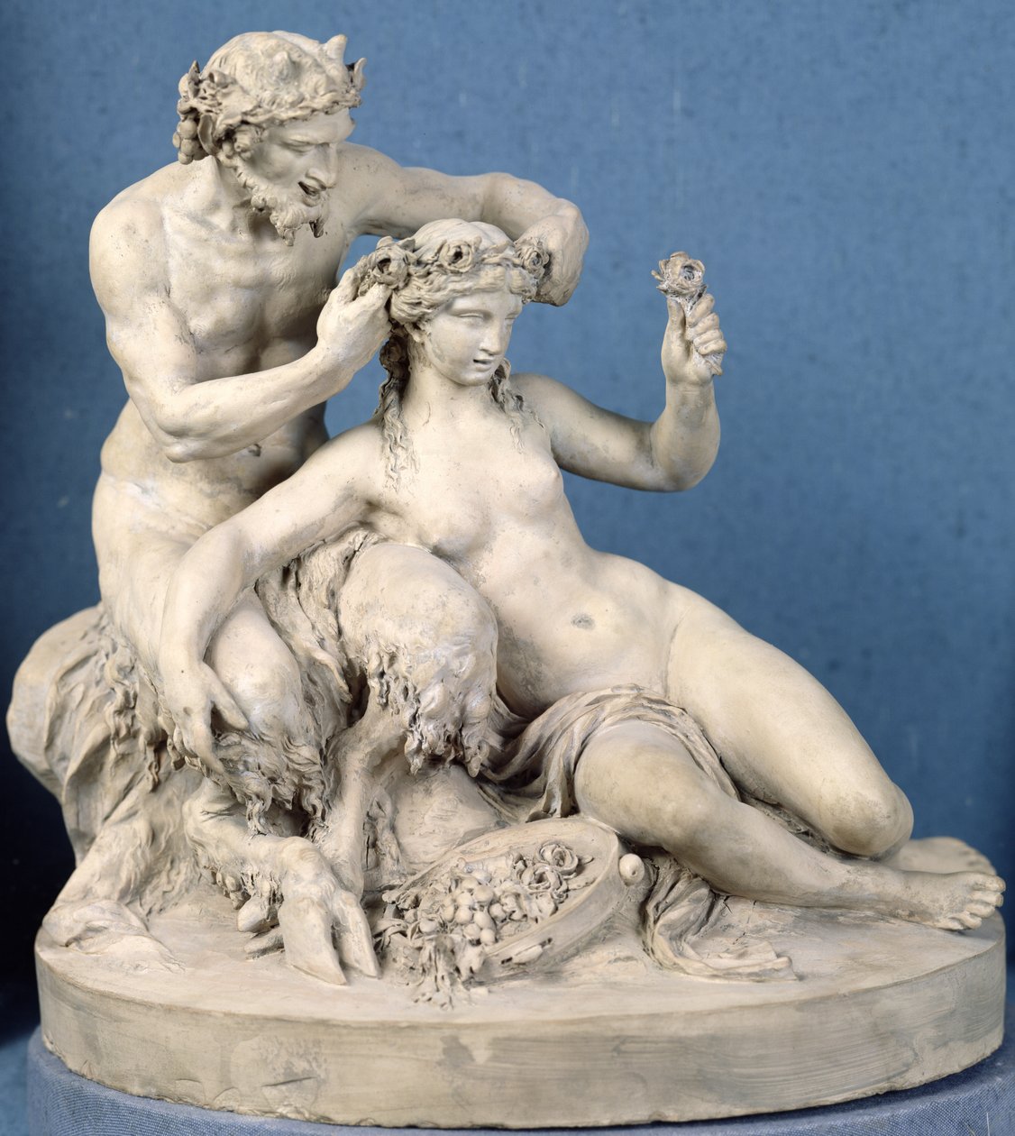 Satyr kruunaa Bacchanten, 1770 (terrakotta) tekijältä Claude Michel Clodion