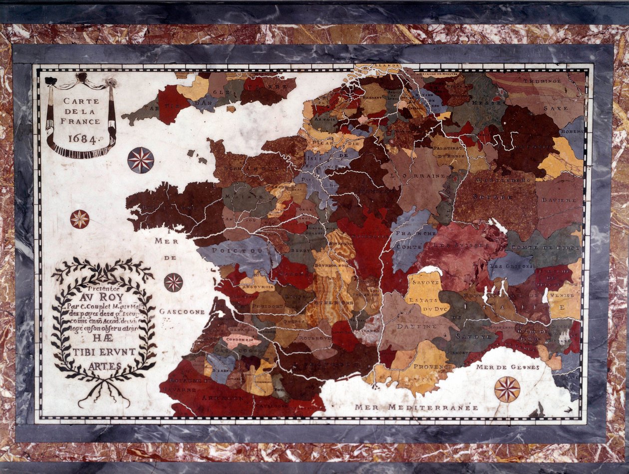 1600-luvun Ranskan kartta, jossa eri alueiden decoupage. Pöytä ebene Napoleon III tukee kovista kivistä, marmorista ja albatresta koostuvaa mosaiikkitasoa, joka edustaa Ranskaa noin 1684. Pöytälevy on osa Marie-Antoinetten huonekaluja Grand Trianonissa. tekijältä Claude Antoine Couplet