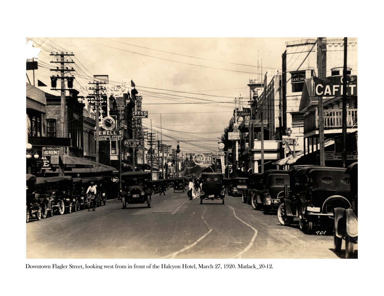 Flagler Street, katsoen länteen Halcyon-hotellin edestä, 27. maaliskuuta 1920 tekijältä Claude C. Matlack
