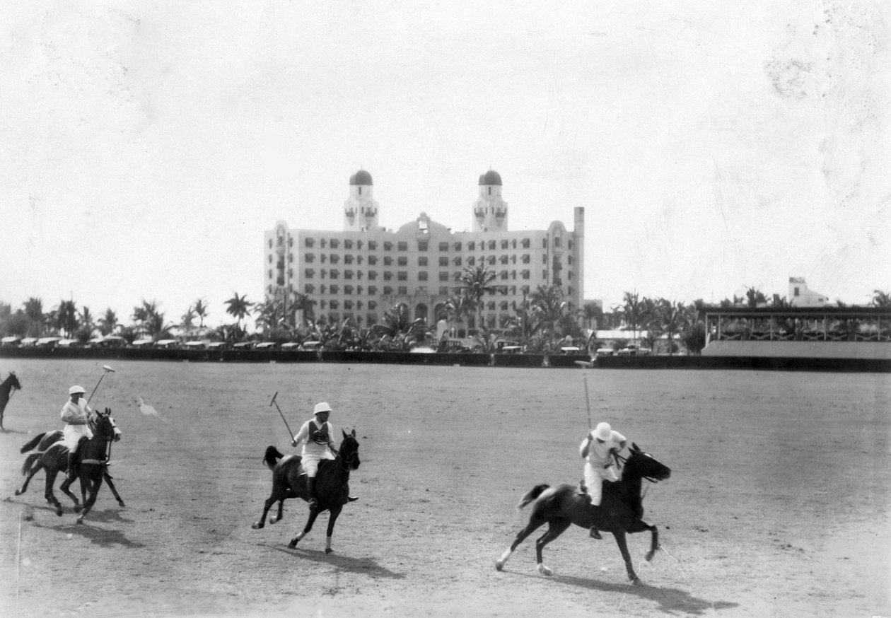 Poolo-ottelu Nautilus-hotellin edessä, Miami Beach, 18. maaliskuuta 1928 tekijältä Claude C. Matlack