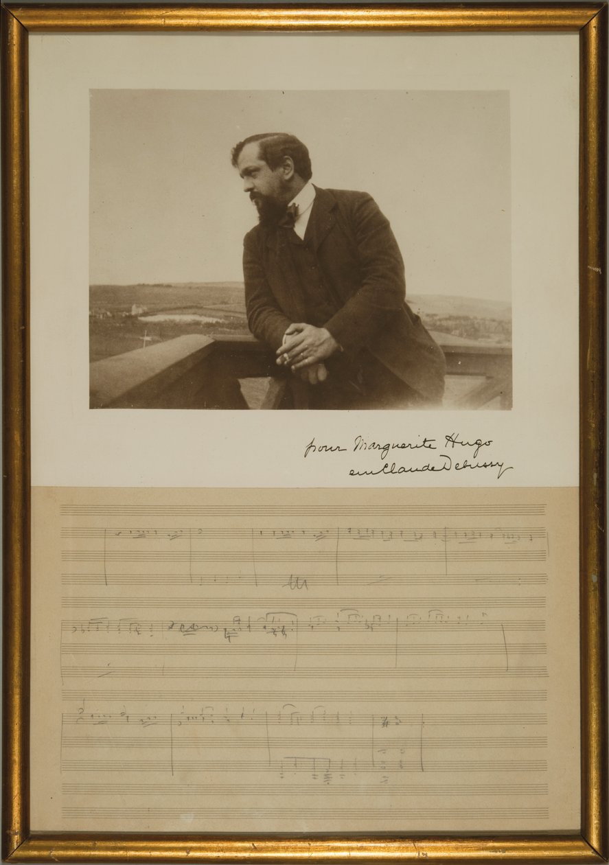 Käsikirjoitussivu kappaleeseen "King Lear", jossa Emma Debussyn kaiverrettu muotokuva, joulukuu 1904 (kynä paperille ja mustavalkokuva) tekijältä Claude Debussy