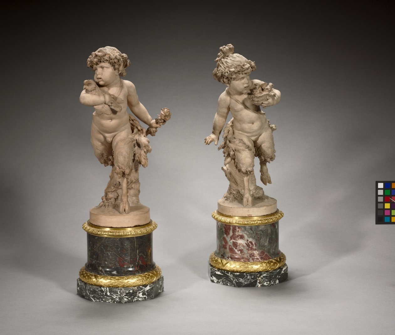 Nuori satyyri juoksee linnunpesän kanssa ja nuori satyyri juoksee pöllön kanssa, 1770-luku tekijältä Claude Michel Clodion