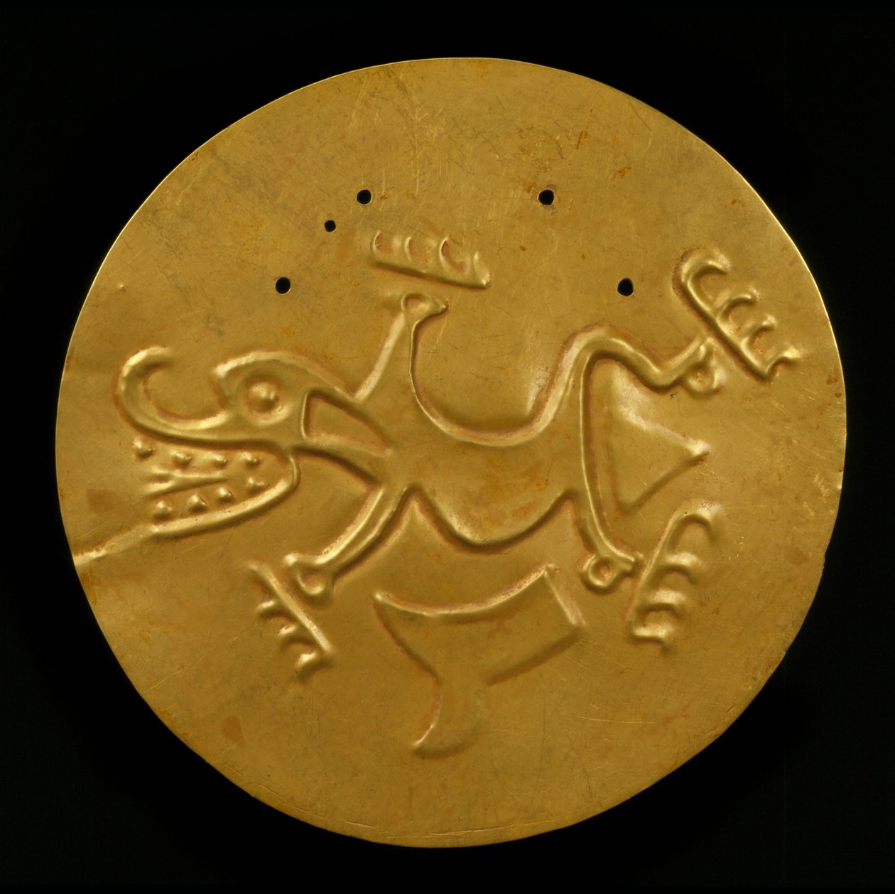 Disk Pectoral with krokotiili, 300-1550 jKr (vasarattu ja jahdettu kulta) tekijältä Coclé Gran