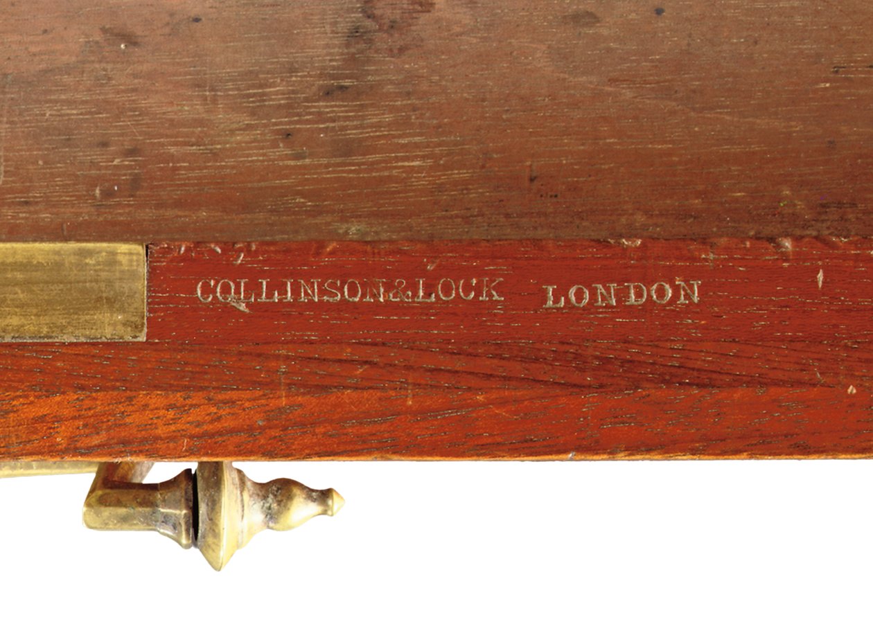 Keskiviktoriaaninen goottilainen kaiverrettu pähkinä- ja messinki-asennettu sivukaappi, yksityiskohta, 1800-luvun loppu (pähkinä & messinki) tekijältä Collinson and Lock