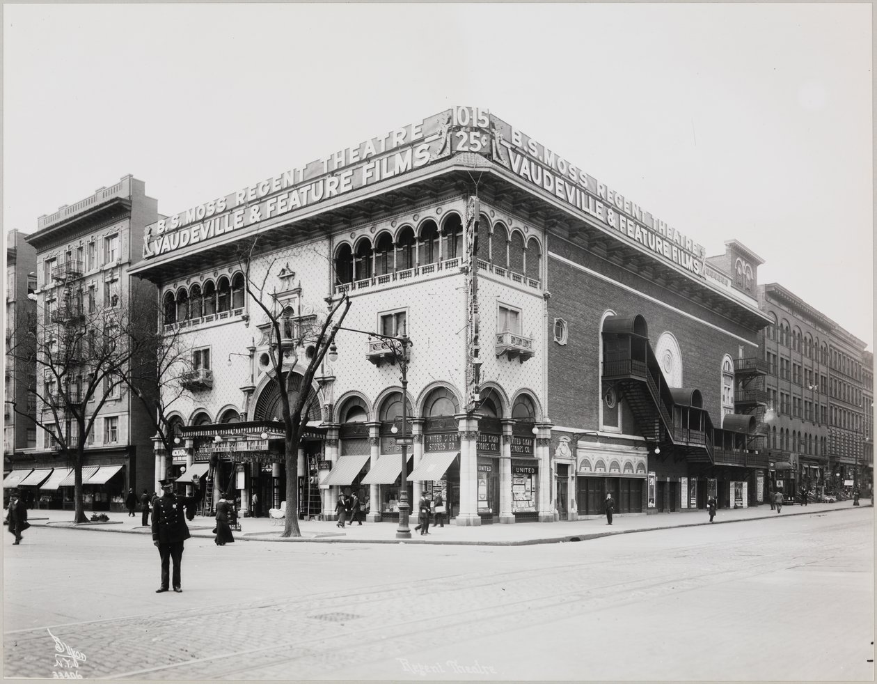Valtava teatteri, jossa on taidokas julkisivu, jossa on maurilaisia kaaria ja parvekkeita. Rakennuksen katolla olevassa suuressa kyltissä lukee "B.S. Moss Regent Theatre Vaudeville & Feature Films". Olga Petrovan elokuvassa 