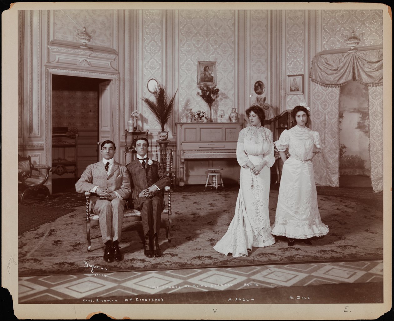 Charles Richman John Worthingina, William Courtney Algernon Moncrieffinä, Margaret Anglin Gwendolen Fairfaxina ja Margaret Dale Cecily Carewna Charles Frohmanin esittämässä Oscar Wilden "The Importance of Being Earnest" -elokuvassa. tekijältä Company Byron