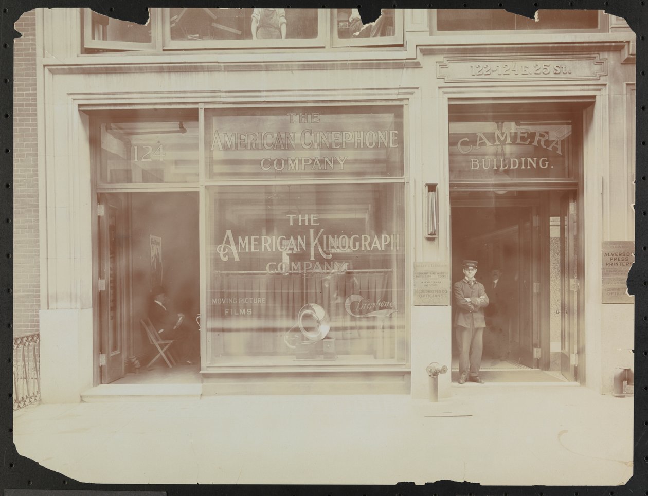 Ensimmäisen kerroksen julkisivu 122-124 E. 25th Street, Camera Building, American Cinephone Company, American Kinograph Company ja ovimies, New York tekijältä Company Byron