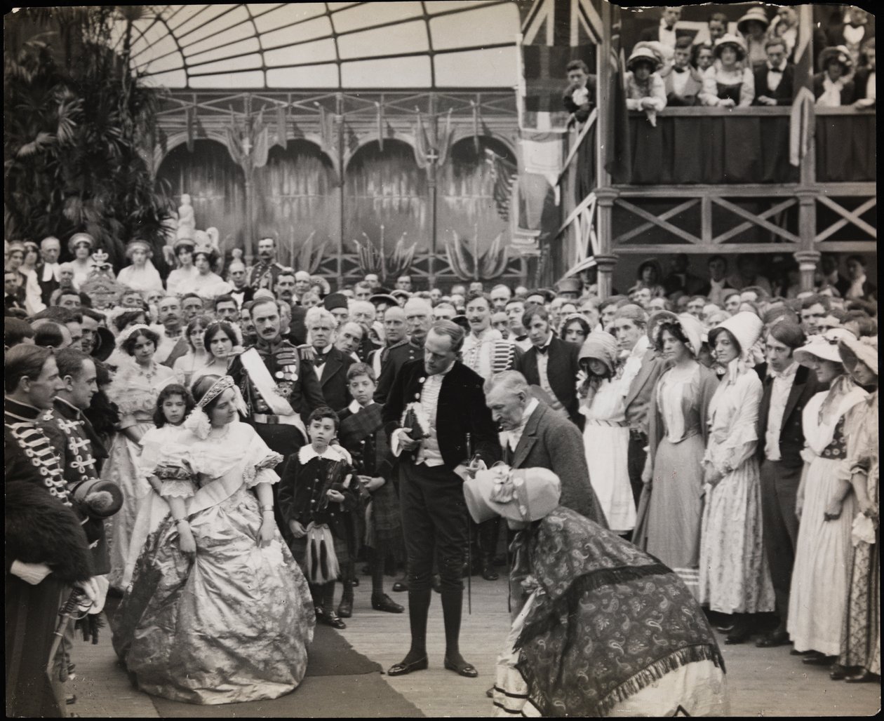 Still elokuvasta "Sixty Years a Queen", n. 1914 (b/w kuva) tekijältä Company Byron