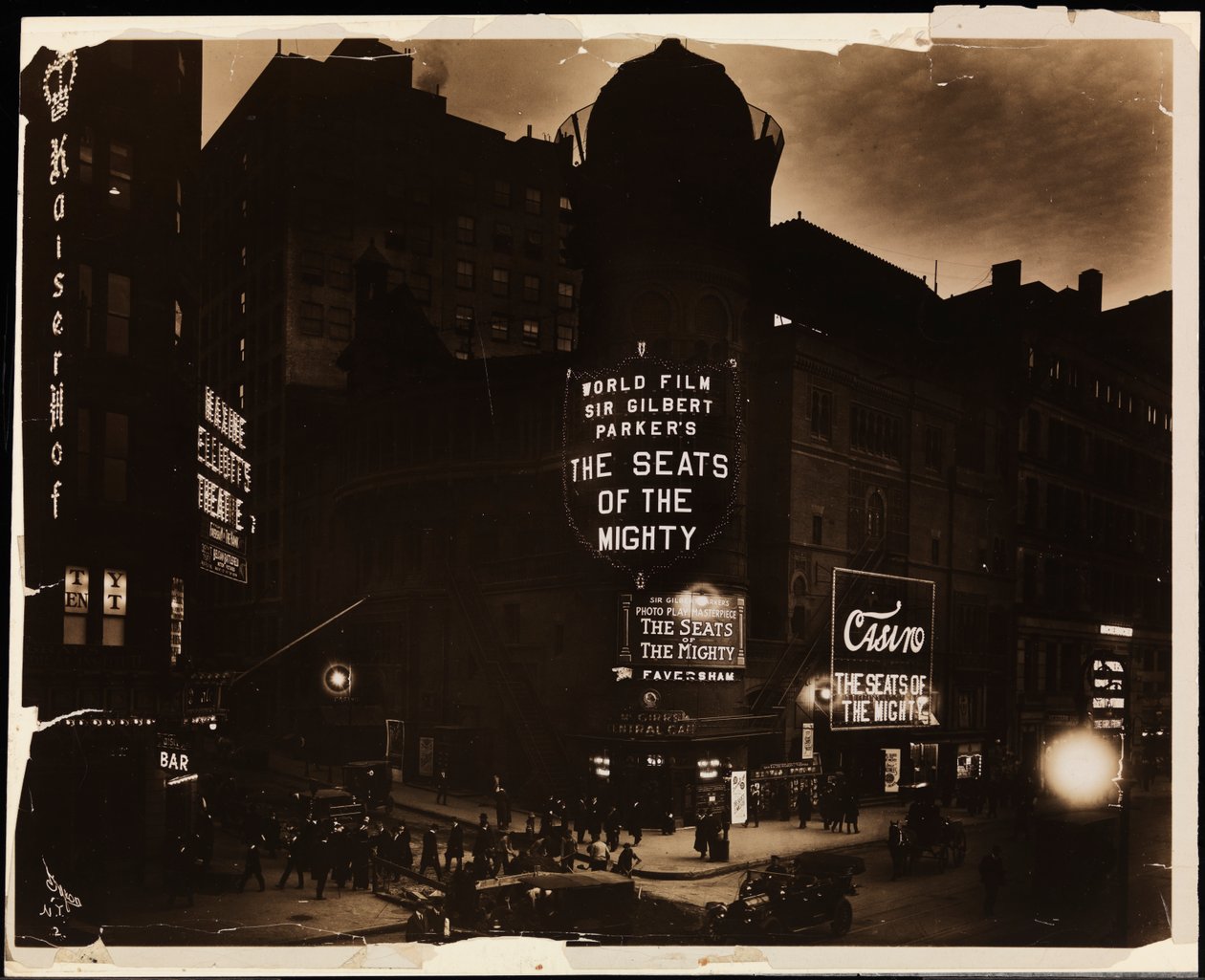 Casino Theatre yöllä, väkijoukkoja ja autoja ja rakennustyöläisiä kaivamassa kadulla, Broadway ja 39th St., New York, n. 1915 (m/v kuva) tekijältä Company Byron