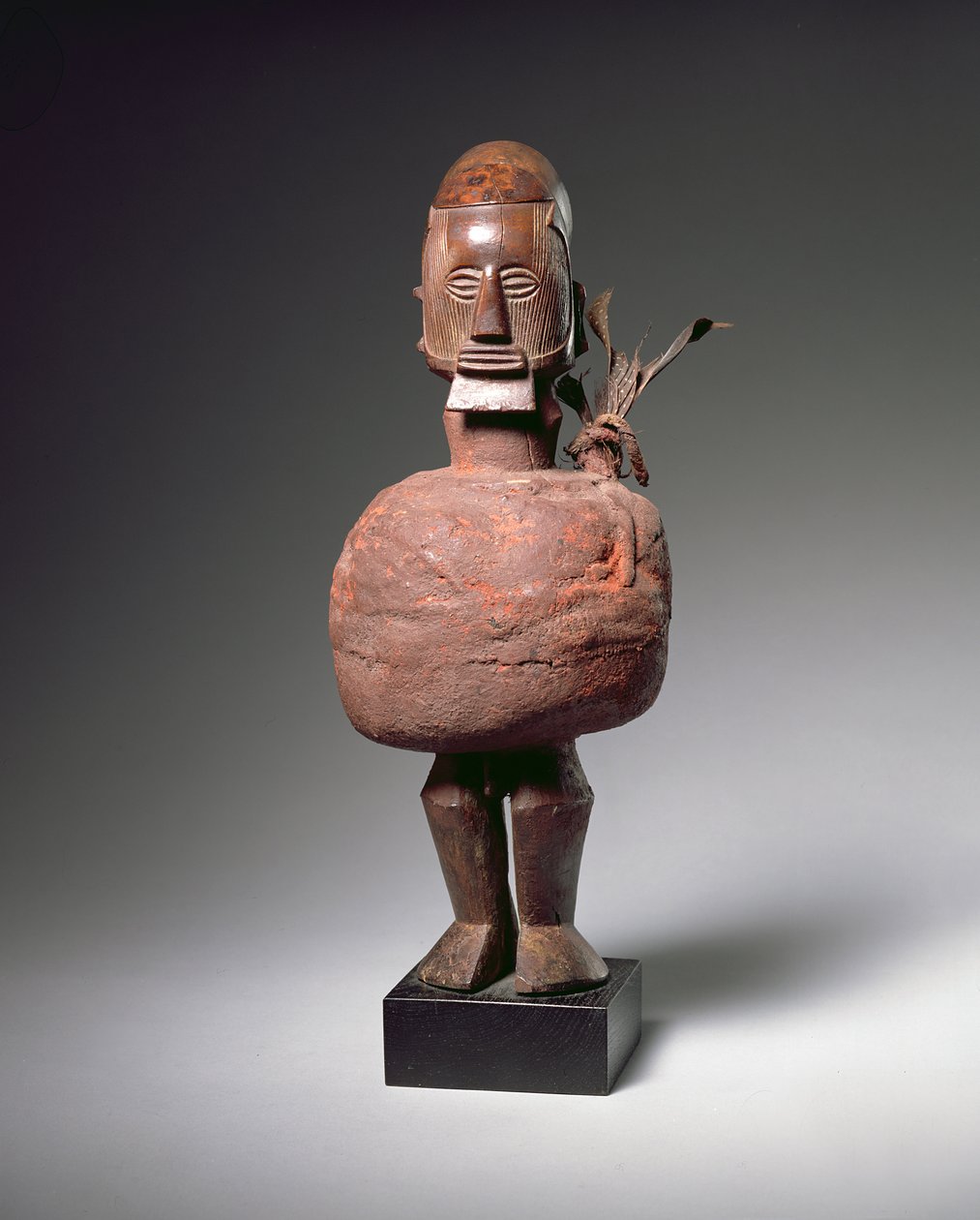 Nkisi henkihahmo (puu, savi, tekstiili ja höyhenet) (katso myös 181654) tekijältä Congolese