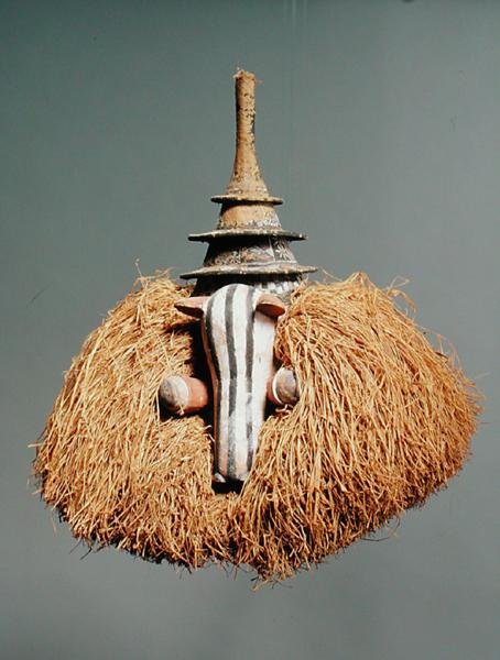 Zoomorfinen maski (puu ja kuitu) (katso myös 181650, 181651) tekijältä Congolese