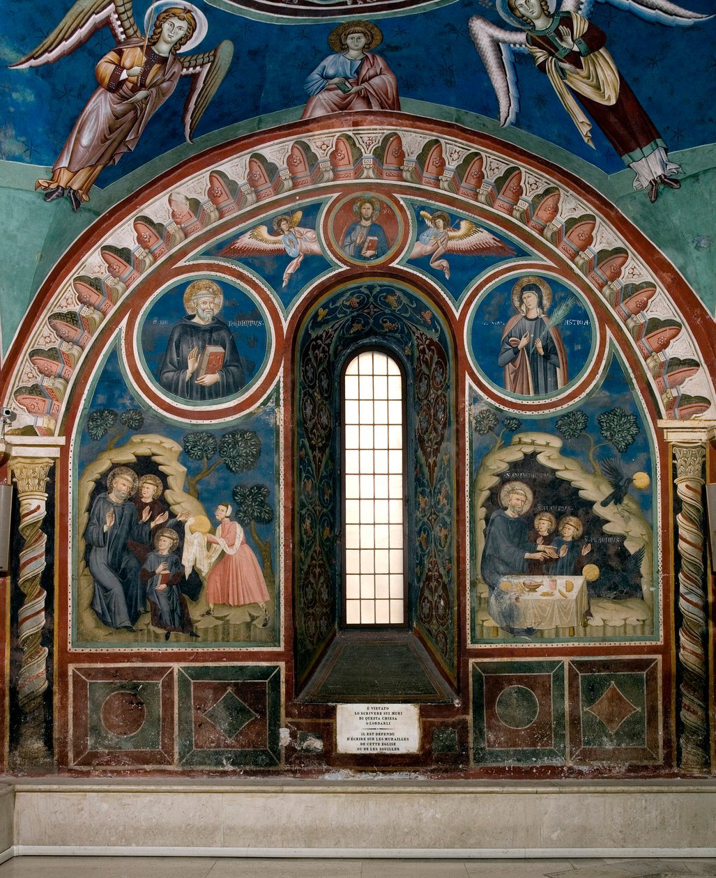 Eri jaksot Pyhän Benedict of Nursielaisen elämästä: vasemmalla nainen ojentaa pala myrkkyleipää Saint Benoitille, oikealla korppi ottaa leivän ja pelastaa Saint Benoitin. Fresko Master Consolosta (1200-luku) Alakirkon luostari o tekijältä Consolo 