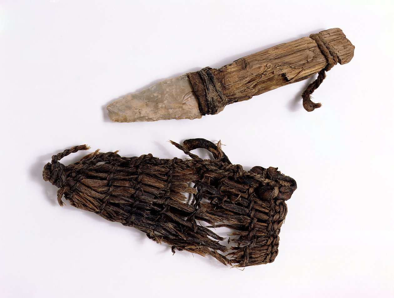Oetzi Icemanin mukana löydetty tikari ja huotra (nieni, nahka, saarni ja piikivi) tekijältä Copper Age