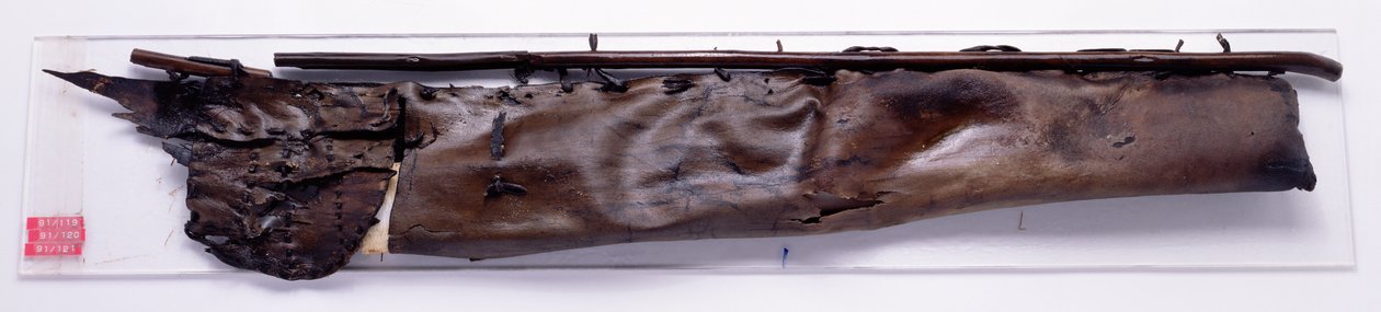Oetzi Icemanin kanssa löytynyt värinäteline (säämiskänahka). tekijältä Copper Age