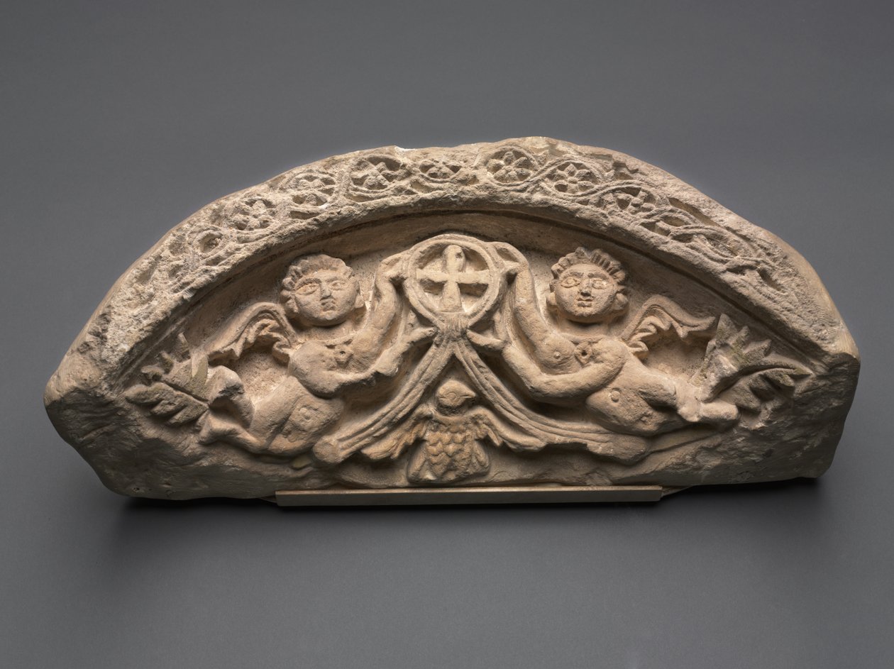 Lunette ja kaksi enkeliä tukemassa riipusristiä, 400s (kalkkikivi) tekijältä Coptic