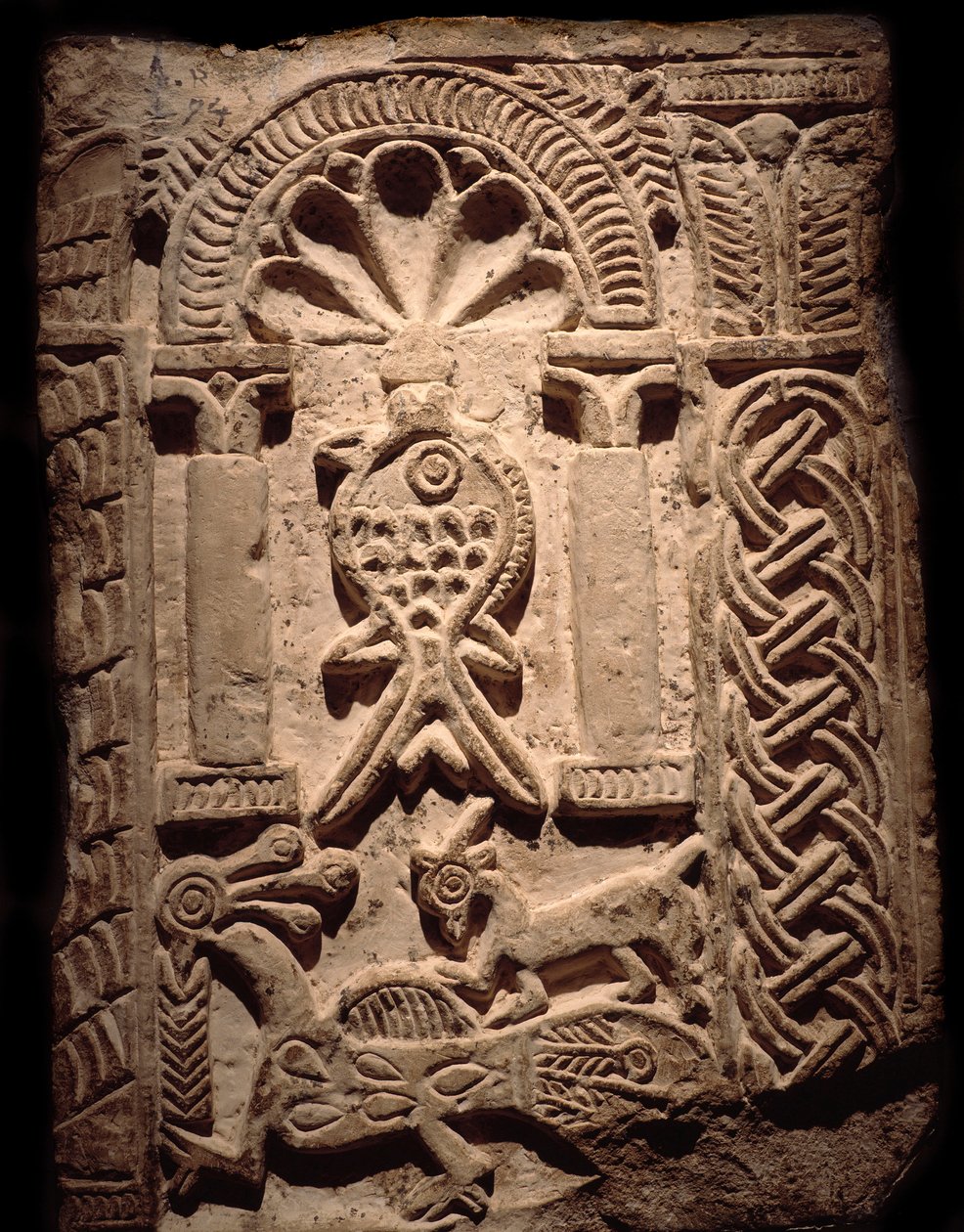 Koptilainen sivilisaatio: seinäfragmentti korkeista reliefeistä, joissa on kalaa (kristillinen symboli). 6. tai 7. vuosisadalla JC:n jälkeen. Luxor, Egyptin taidemuseo tekijältä Coptic Coptic