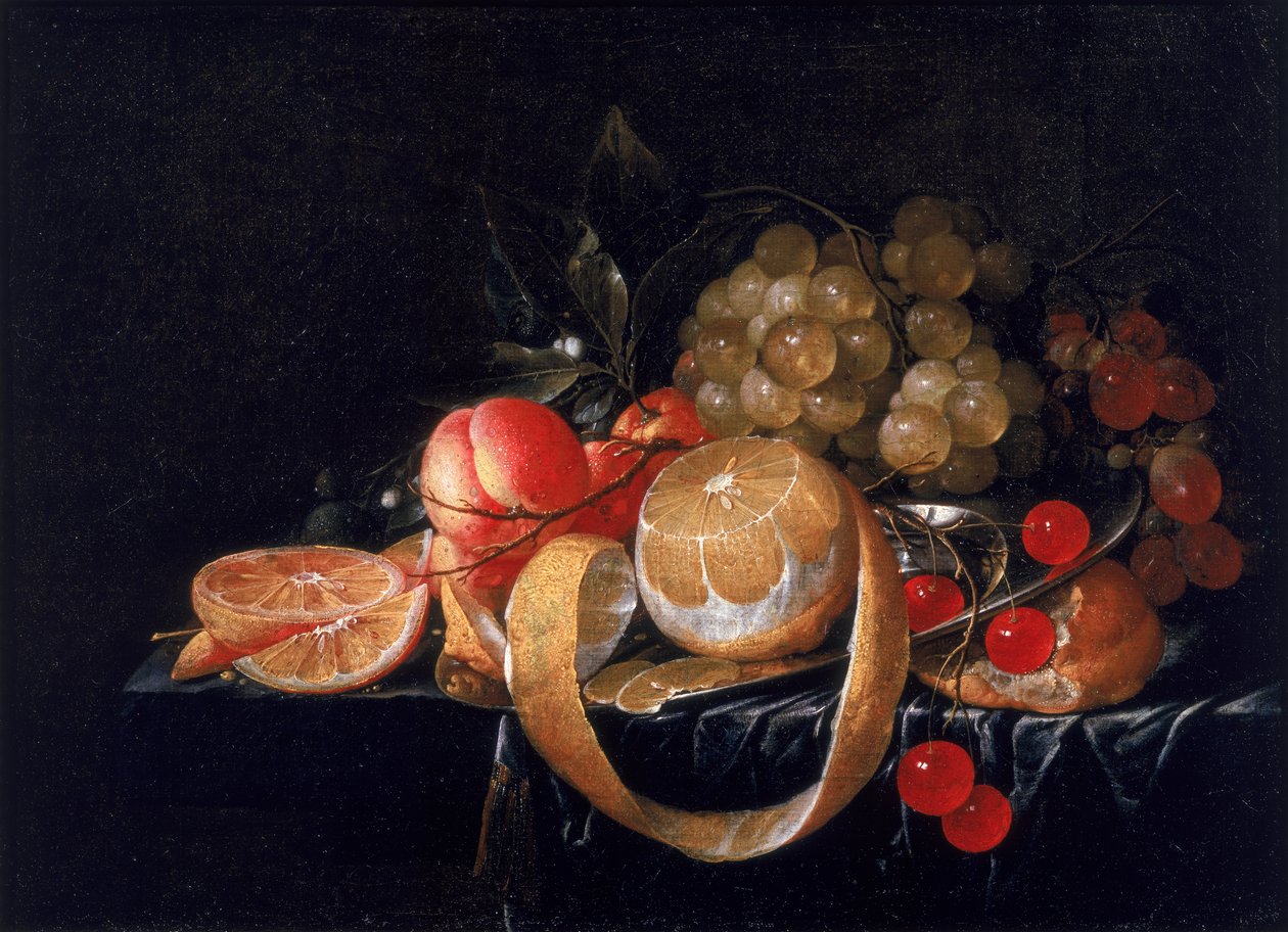 Asetelma sitruunalla, viinirypäleillä, kirsikoilla ja aprikoosilla tinalautasella tekijältä Cornelis de Heem