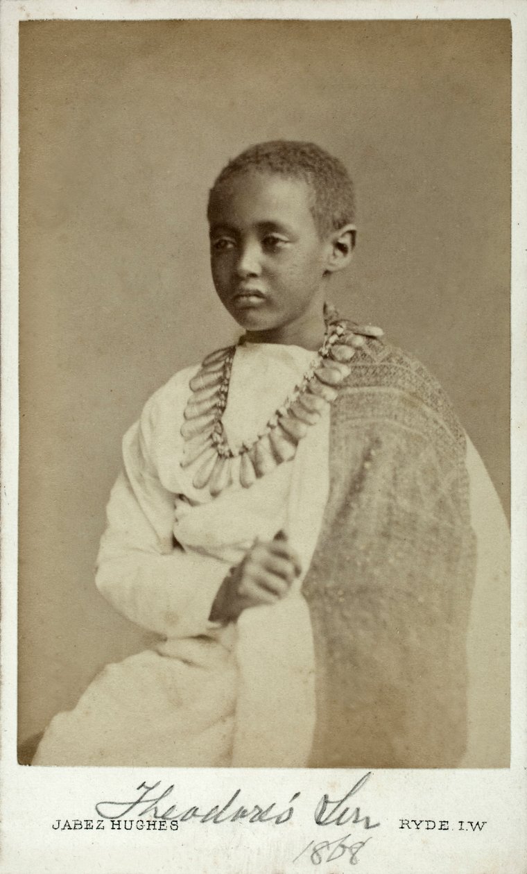 Prinssi Alamayu, Abessinian keisari Theodor II:n poika, Ryde, Englanti, 1868 (albumiprintti) tekijältä Cornelius Jabez Hughes