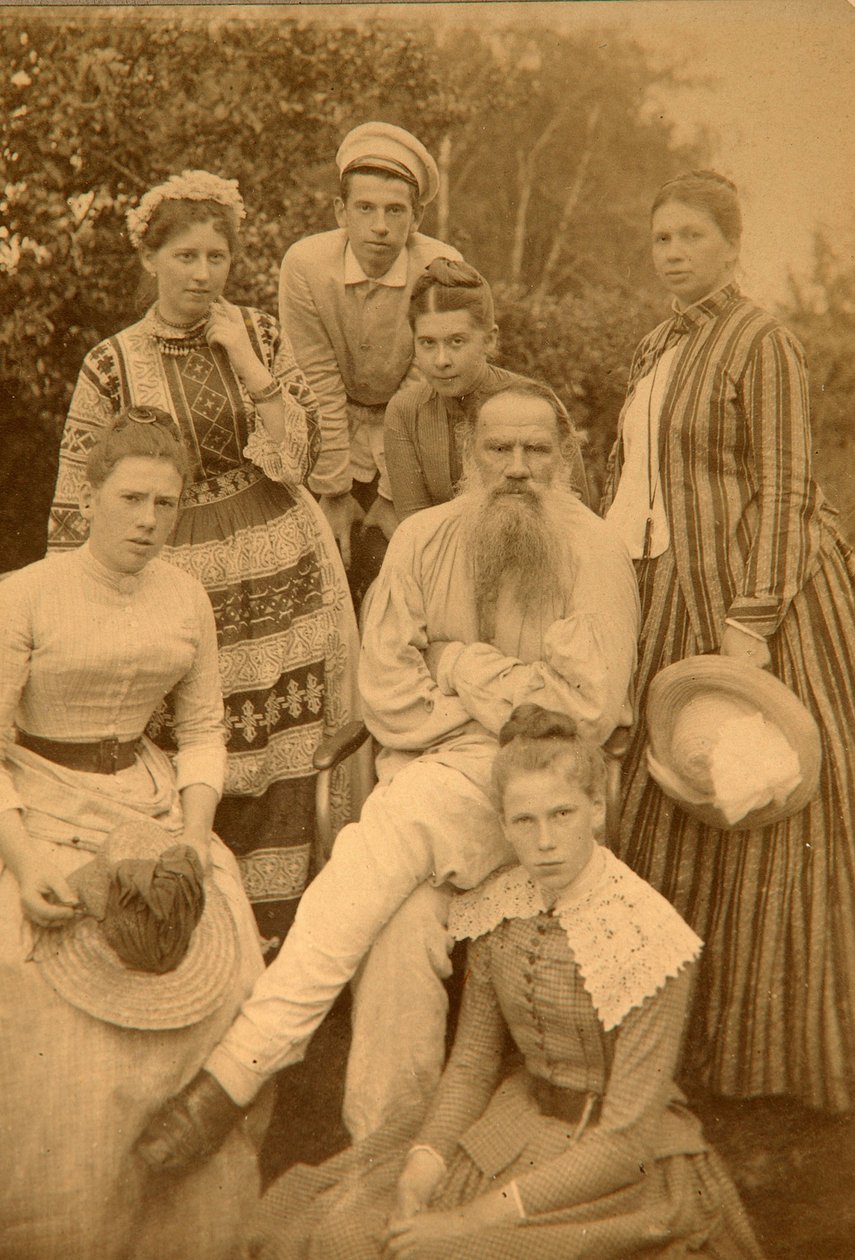 Kirjailija Leo Tolstoi perheensä kanssa Yasnaya Polyanassa tekijältä Count Semyon Semyonovich Abamelek Lazarev