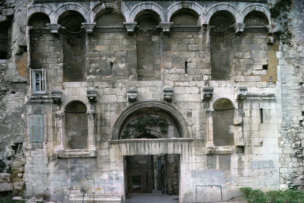 Porta Aurea Diocletianuksen palatsissa. noin 300 jKr tekijältä Croatian School