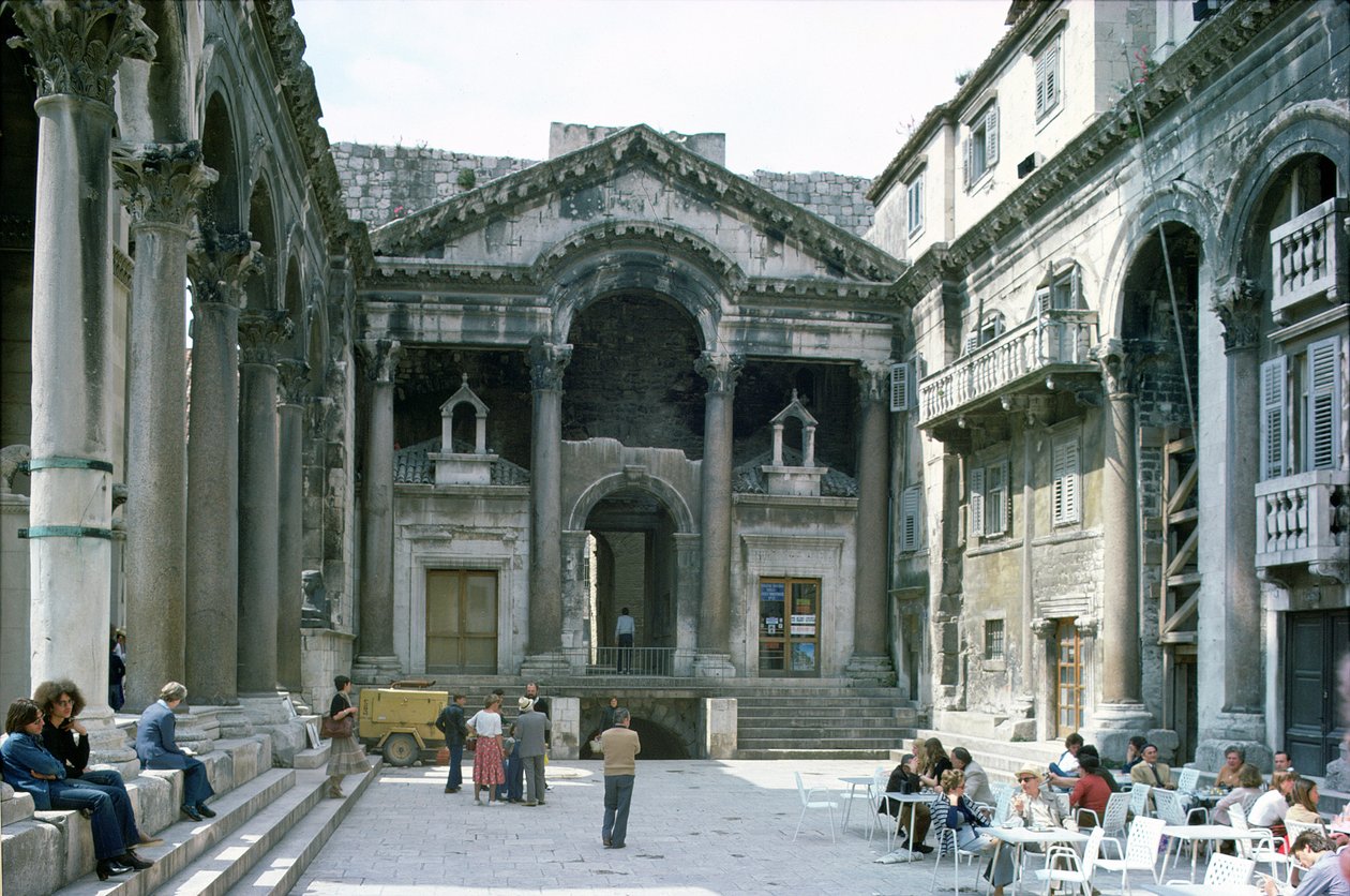 Peristyle Diocletianuksen palatsissa, noin 300 jKr tekijältä Croatian School