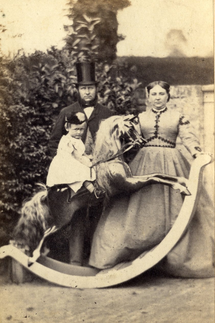 Nuori tyttö suurella keinuhevosella miehen ja naisen kanssa seisomassa, 1860-luku (albumiprintti) tekijältä Cruttenden