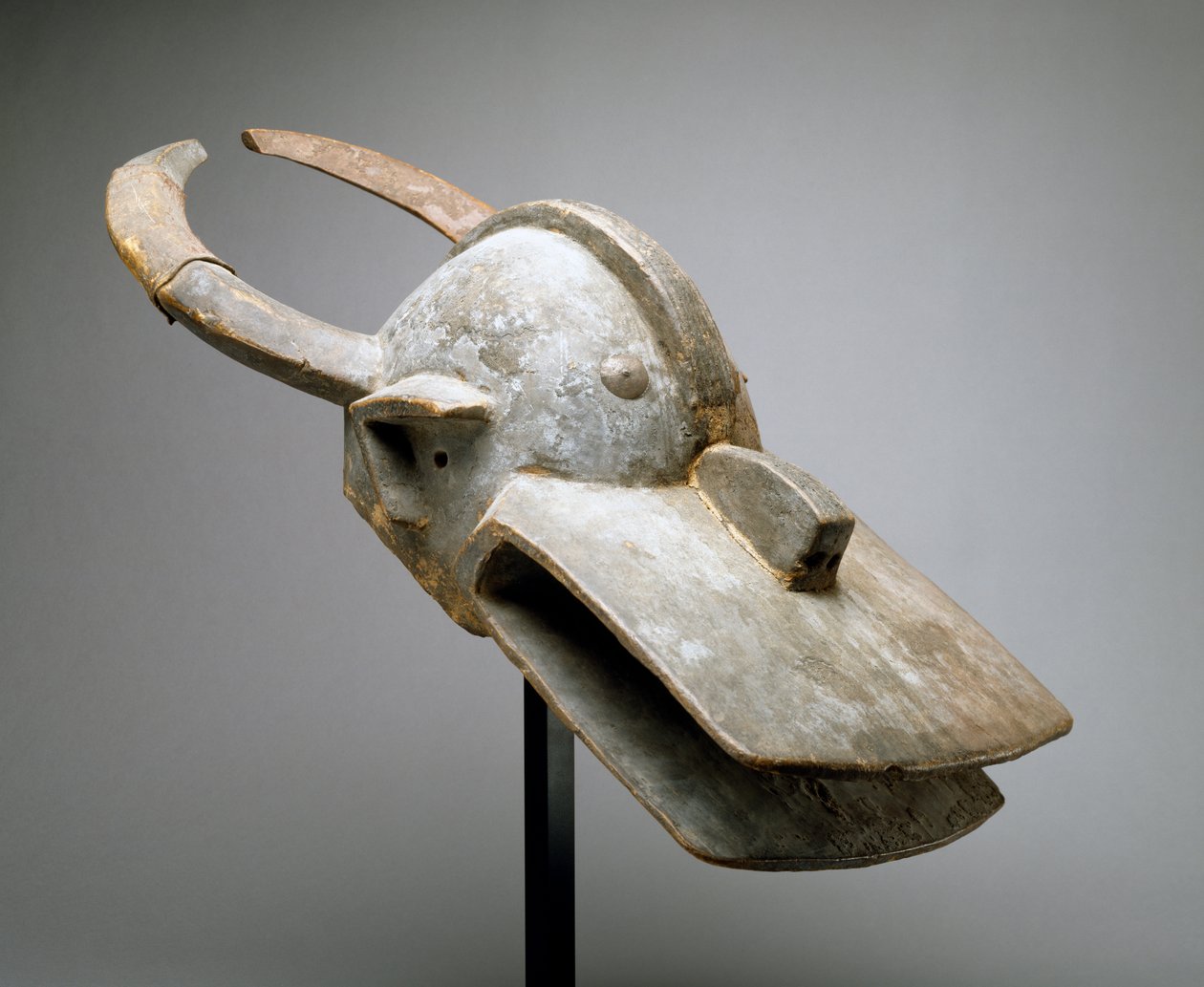 Pensaslehmän kypäränaamari (Vara Society), Länsi-Sudan, Saharan eteläpuolinen Afrikka, 1800-luvun loppu (puu, uhrimateriaalit, metalli, naulat ja eläimen nahka) tekijältä Culture Chamba