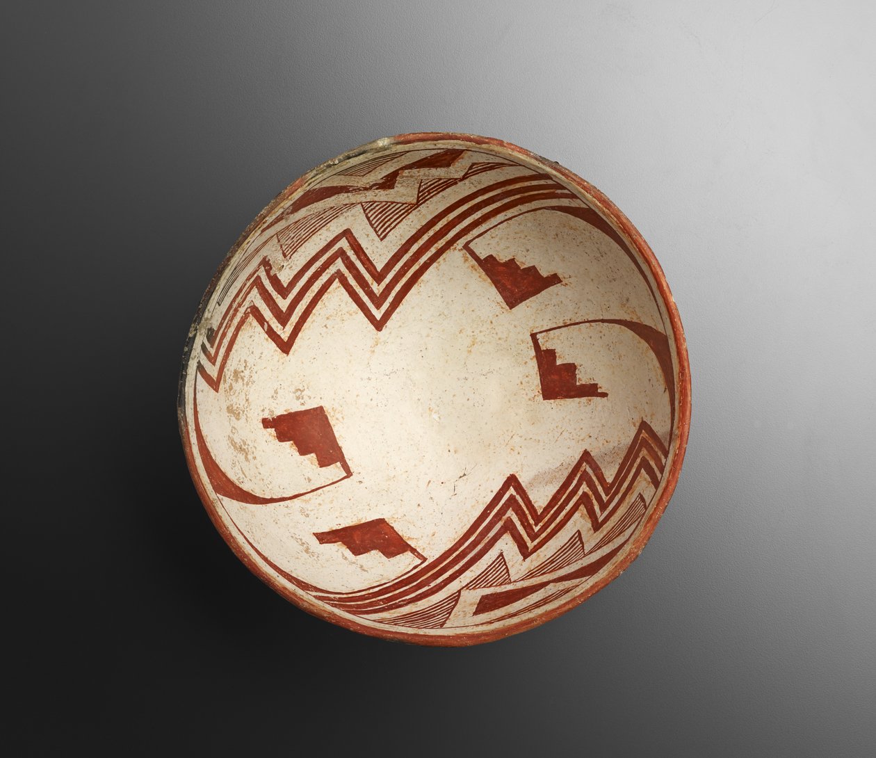 Kulho geometrisilla kuvioilla, 900-1100 (keramiikka liukumaalauksella) tekijältä Culture Mimbres