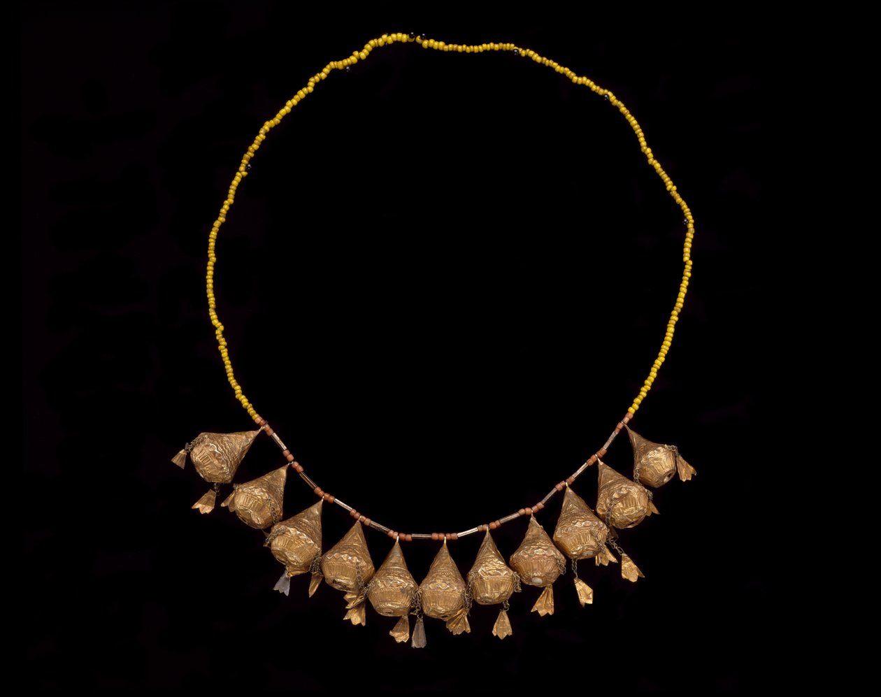 Kruunun pääpanta, 1800-luvun loppu - 1900-luvun alku (kulta-, koralli- ja lasihelmiä) tekijältä Culture Minangkabau