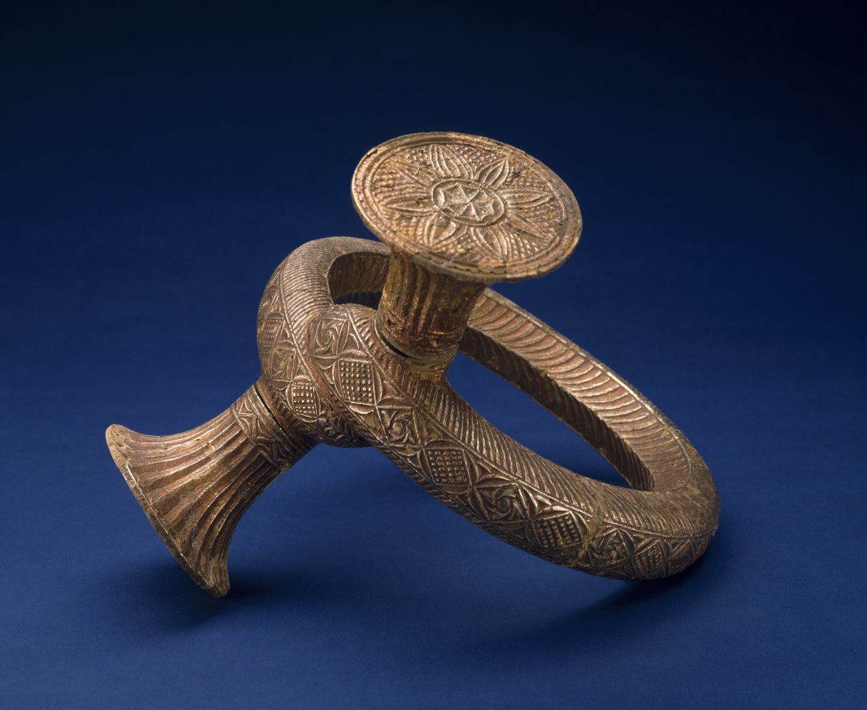 Päähine, 1800-luvun loppu tai 1900-luvun alku (kultalevy ja puu) tekijältä Culture Minangkabau