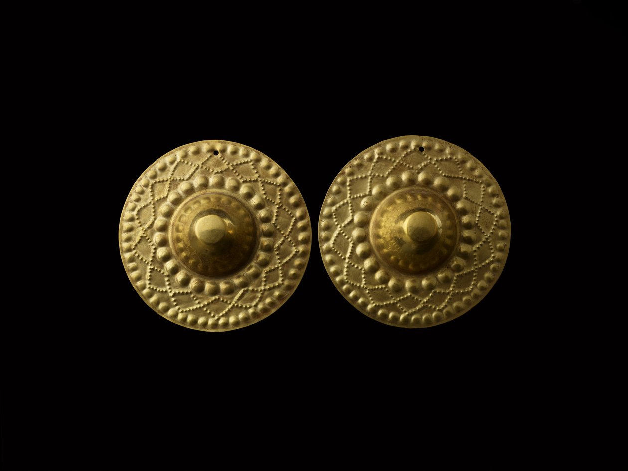 Pari kartiomaisia korvakoristeja, 800-1500 jKr (kulta) tekijältä Culture Nariño