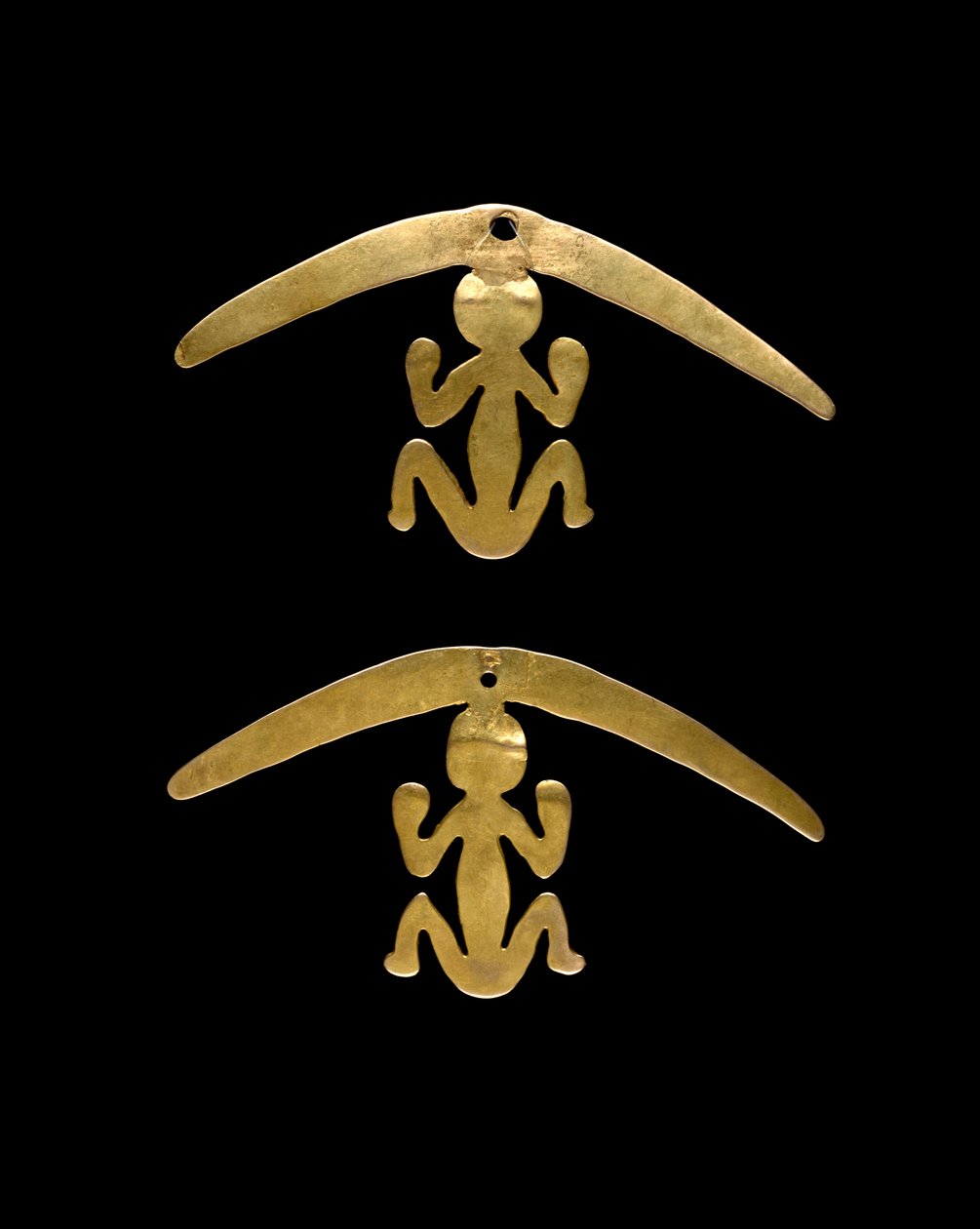 Pari korvakoruja, 600-1600 jKr (vasarattu ja leikattu kulta) tekijältä Culture Nariño