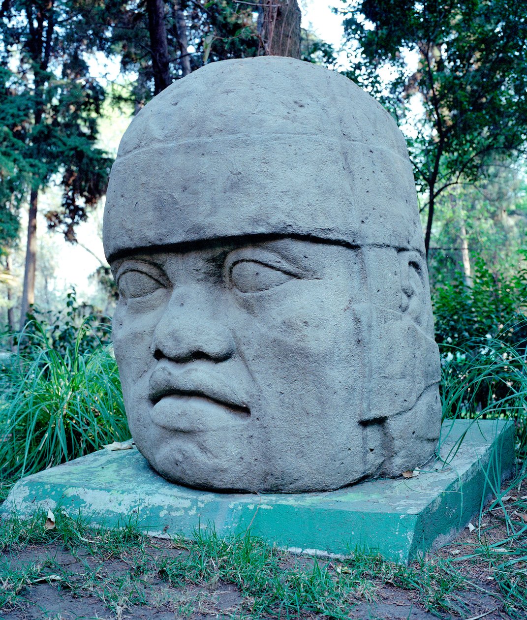 Kolumbiaa edeltävä sivilisaatio: valtava Olmec-pää. 10-7-luvulla eKr. Meksiko. Park Musee de La Vente tekijältä Culture Olmec