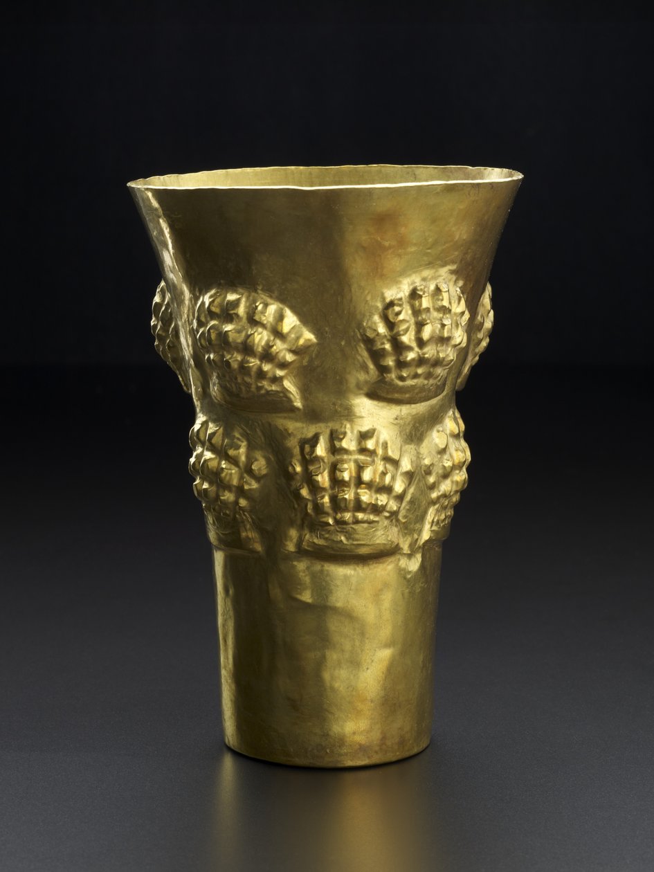 Nilviäisen kirkkaanpunaista kuorta (spondylus) esittävä mukulakuppi, 800-1350 jKr. (vasaroitu kulta). tekijältä Culture Sicán